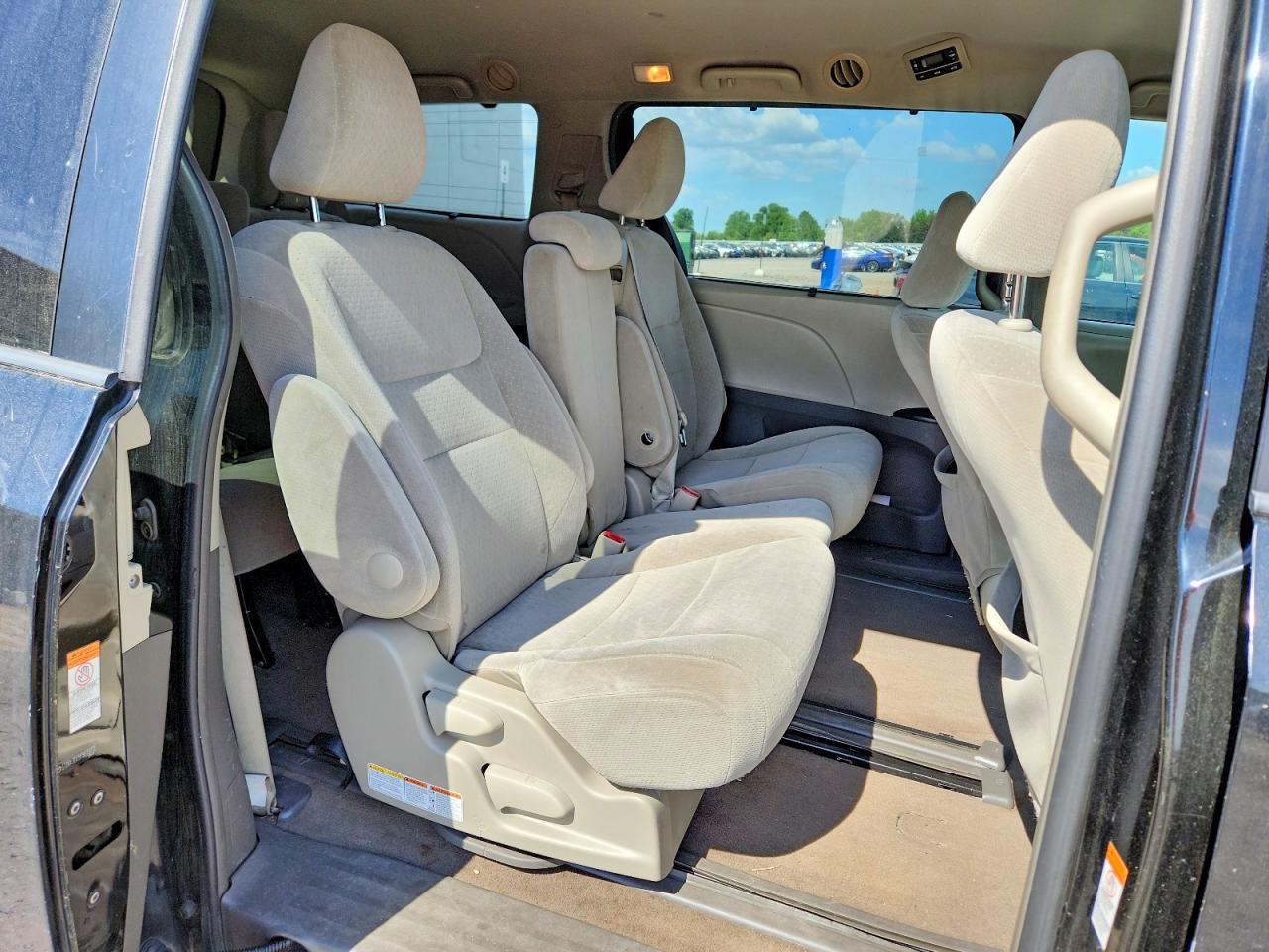 2015 TOYOTA SIENNA LE photo 21