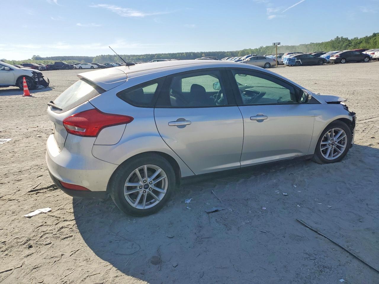2017 FORD FOCUS SE photo 3