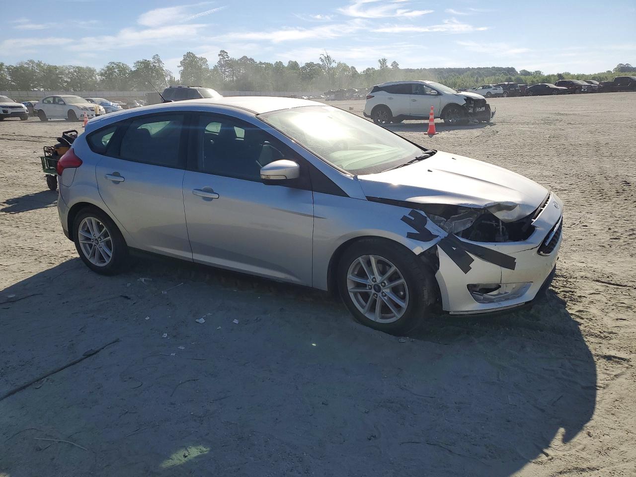 2017 FORD FOCUS SE photo 4