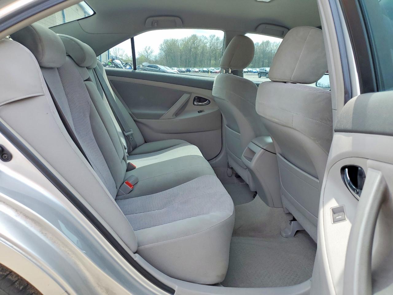2010 TOYOTA CAMRY LE photo 28