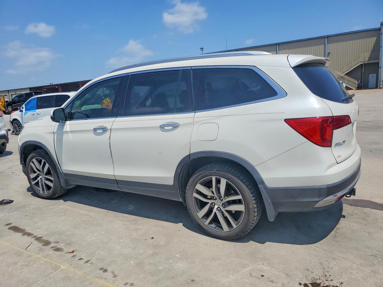 2016 HONDA PILOT TOURING photo 3