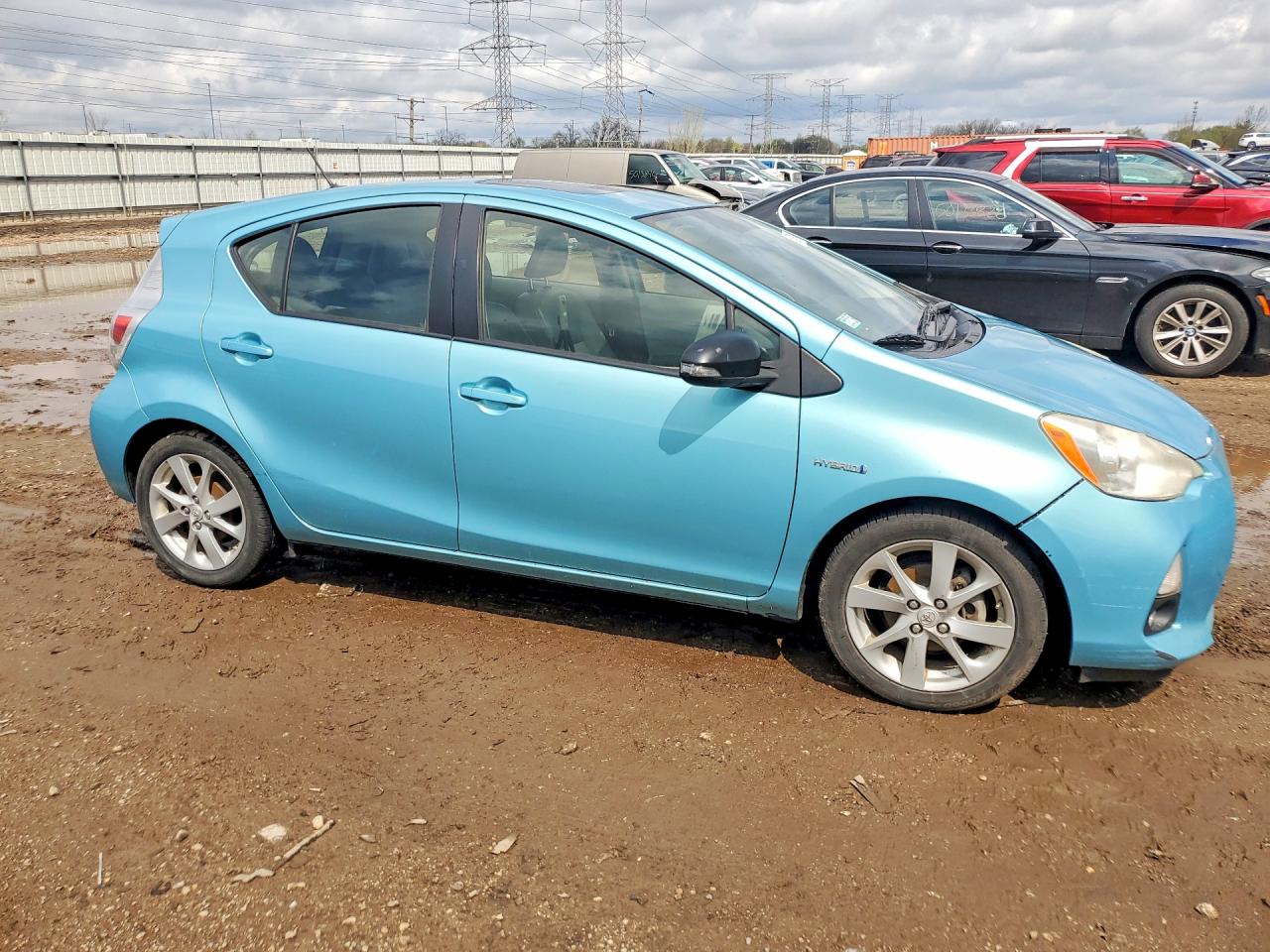2013 TOYOTA PRIUS C FOUR photo 4