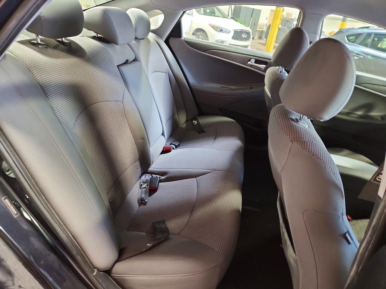 2011 HYUNDAI SONATA GLS photo 19