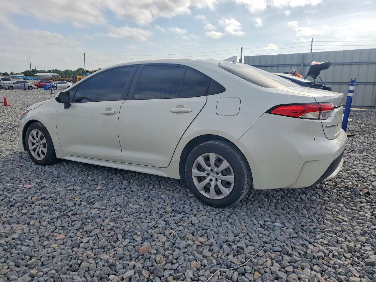 2021 TOYOTA COROLLA LE photo 2