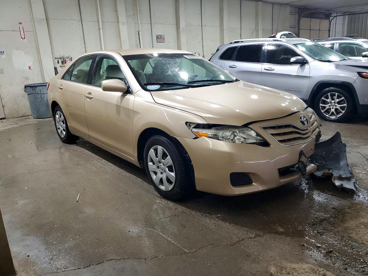 2011 TOYOTA CAMRY LE photo 10