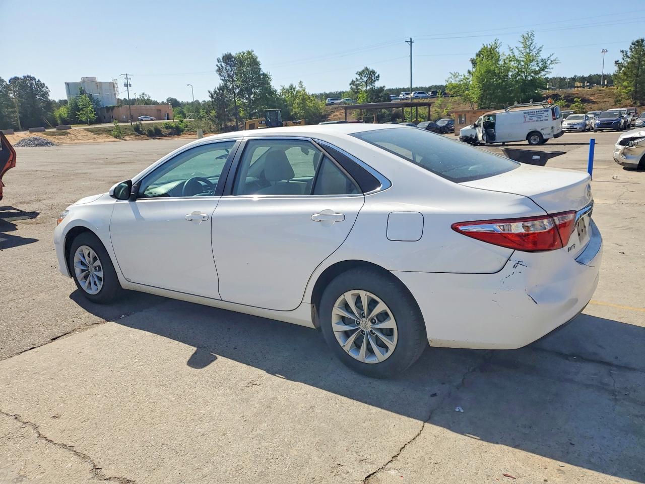 2016 TOYOTA CAMRY LE photo 4