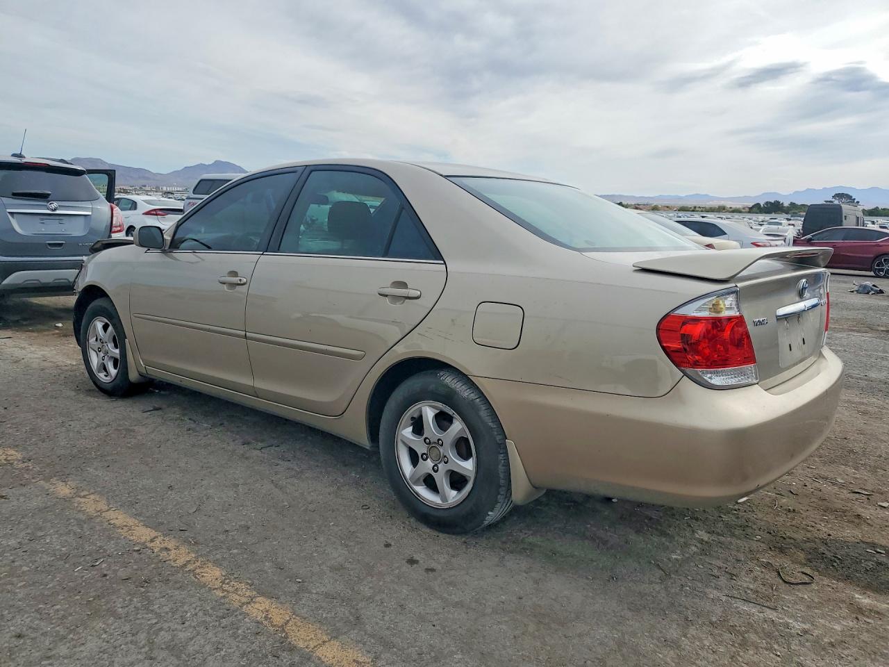 2005 TOYOTA CAMRY LE photo 4
