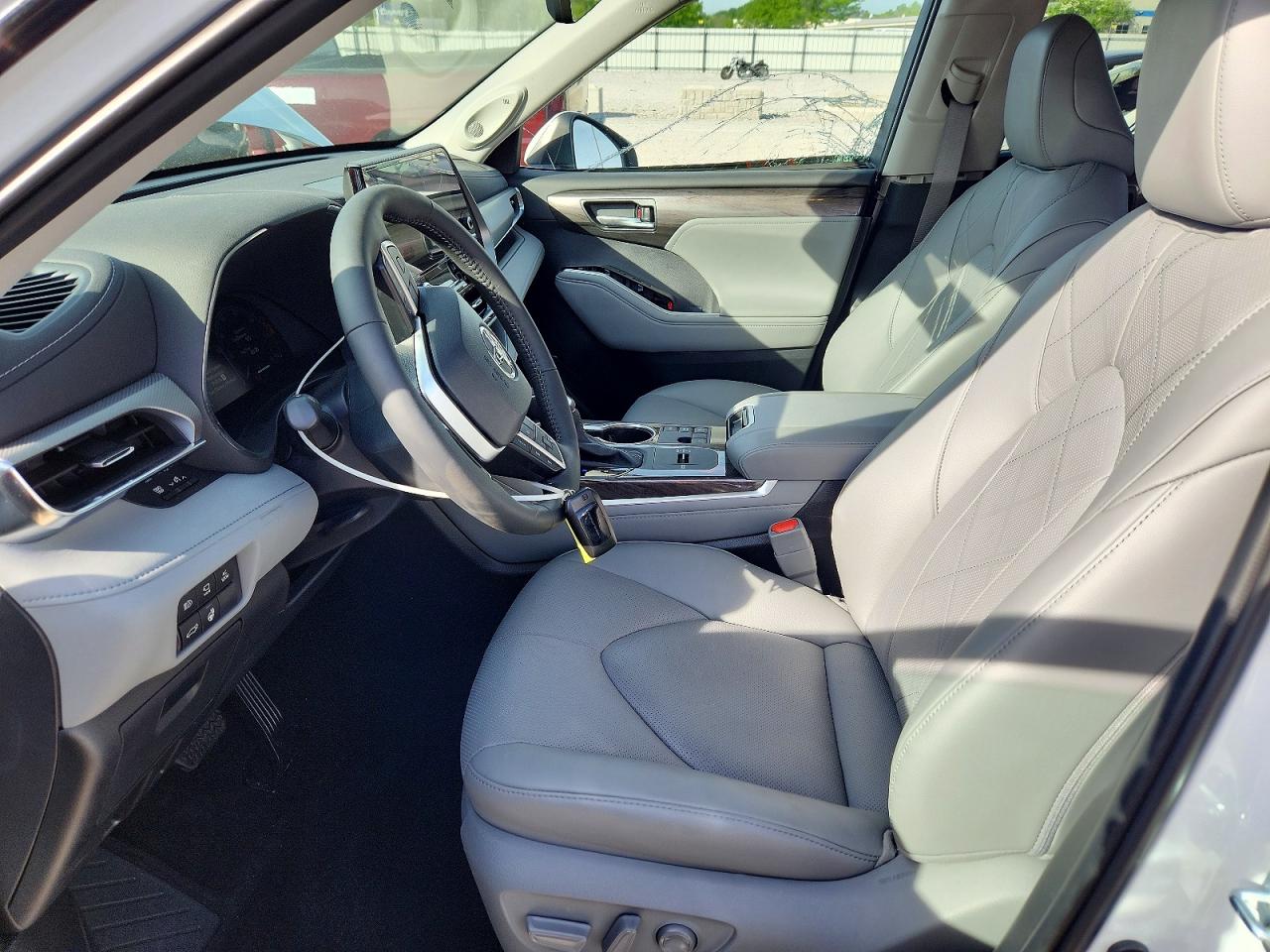 2025 TOYOTA HIGHLANDER HYBRID PLATINUM photo 13