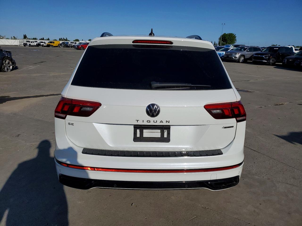 2024 VOLKSWAGEN TIGUAN SE R-LINE BLACK photo 16