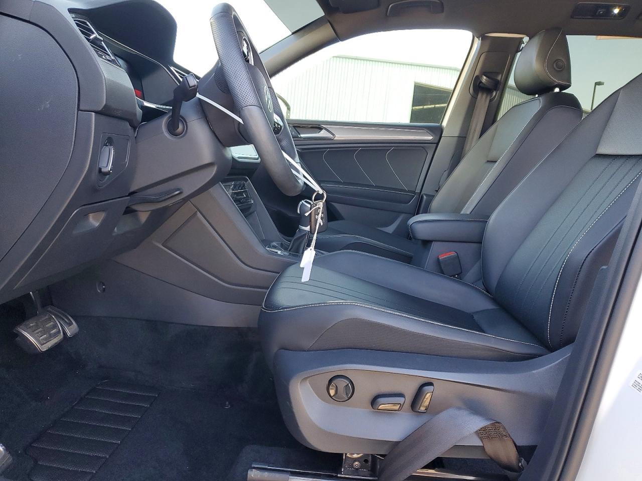 2024 VOLKSWAGEN TIGUAN SE R-LINE BLACK photo 19