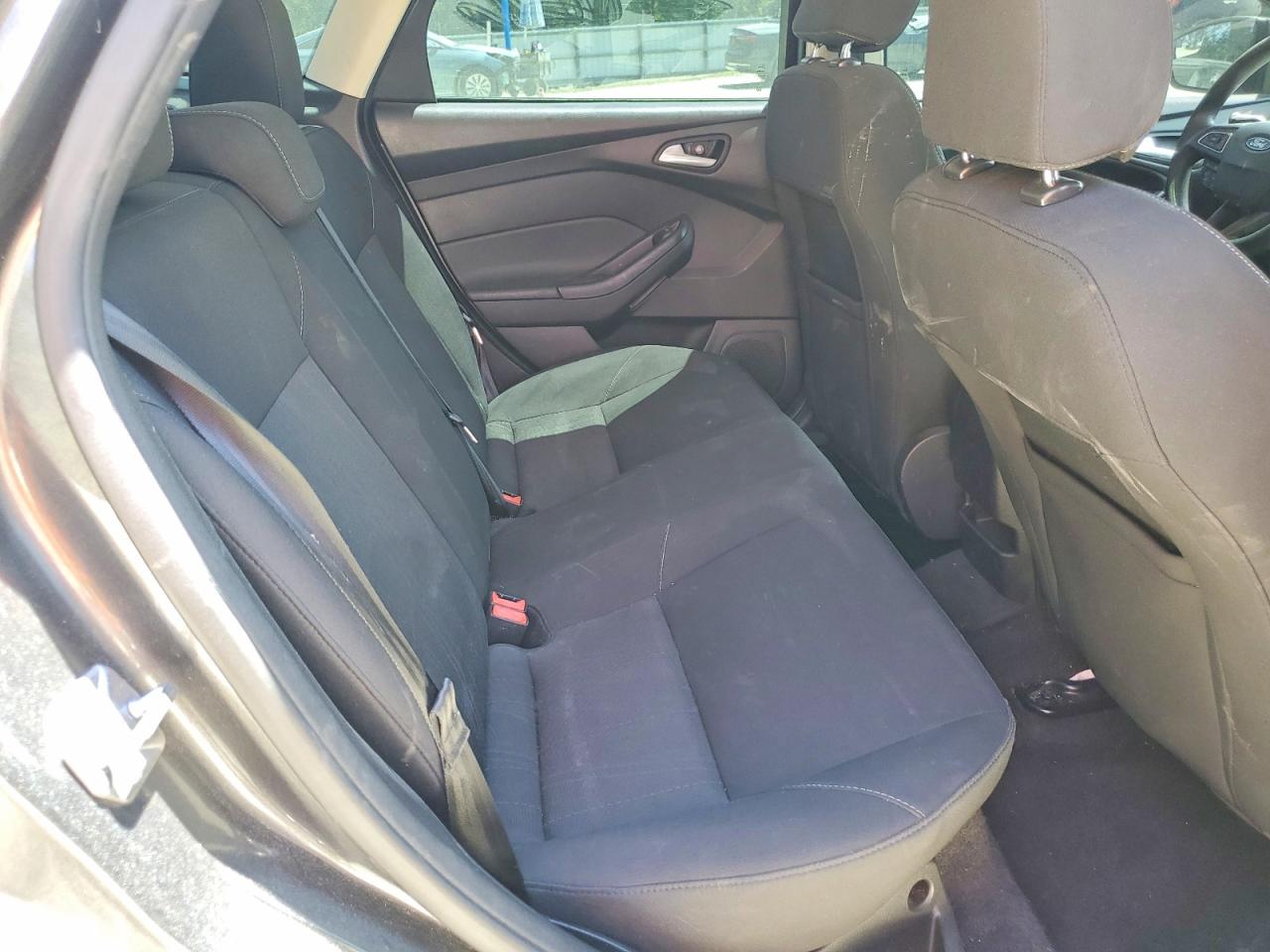 2017 FORD FOCUS SE photo 19