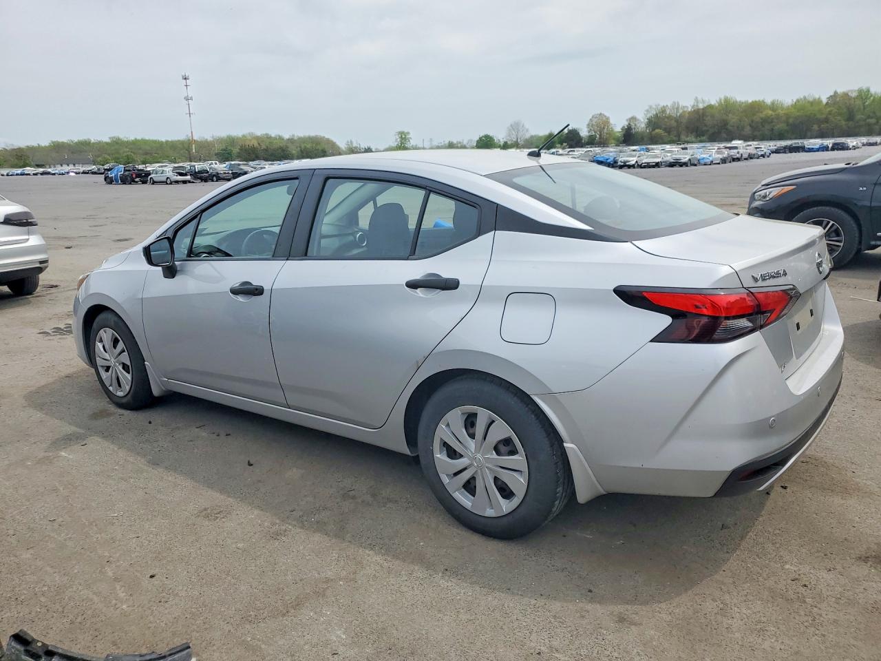 2021 NISSAN VERSA S photo 3