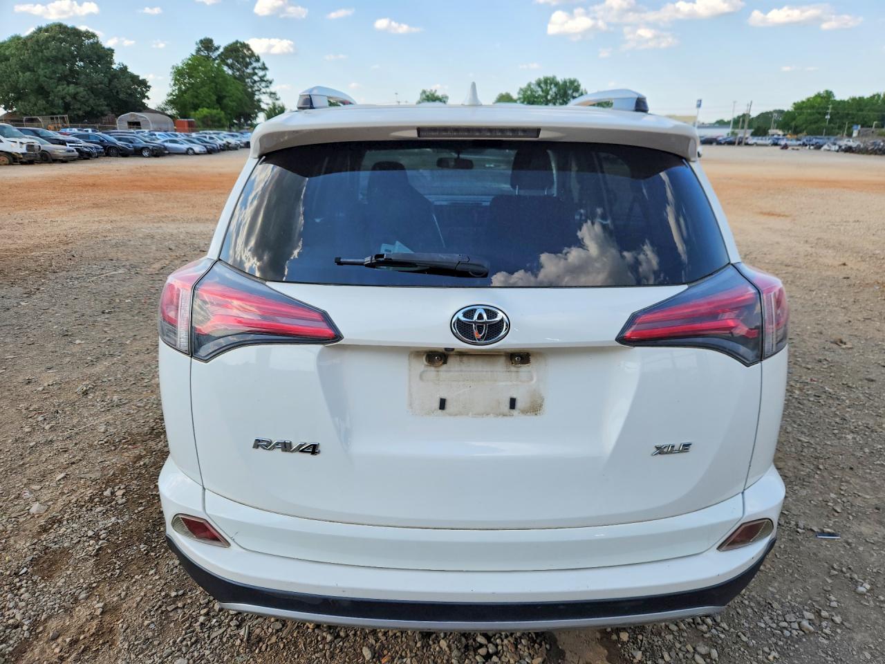 2016 TOYOTA RAV4 XLE photo 16