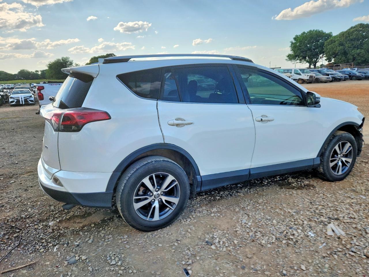 2016 TOYOTA RAV4 XLE photo 7