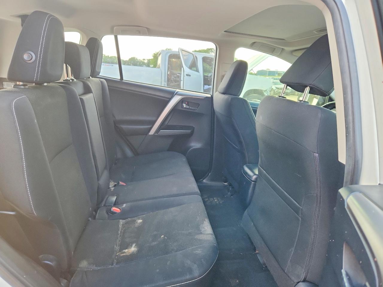 2016 TOYOTA RAV4 XLE photo 31