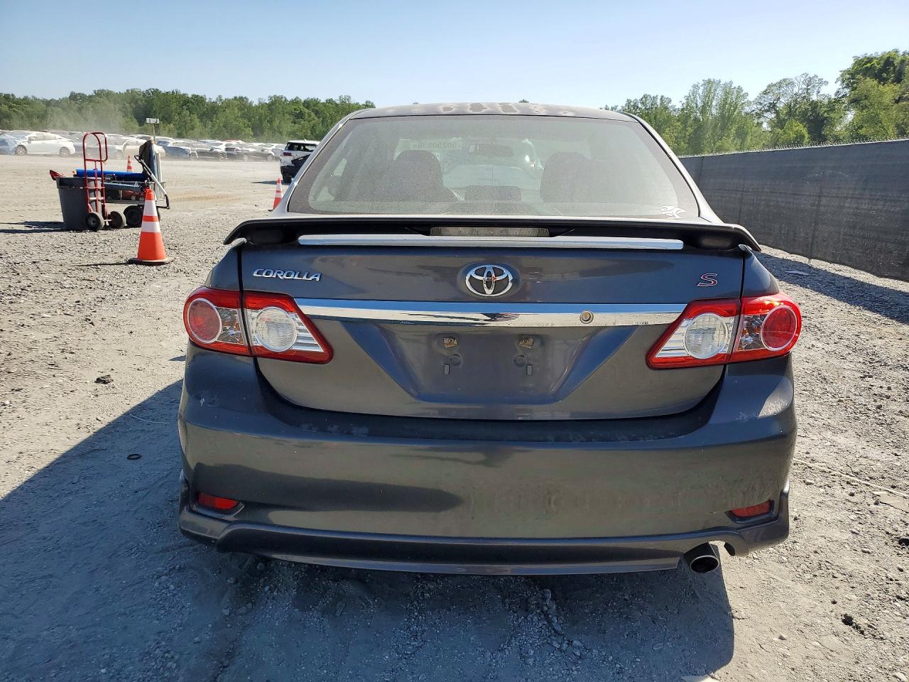2011 TOYOTA COROLLA photo 6