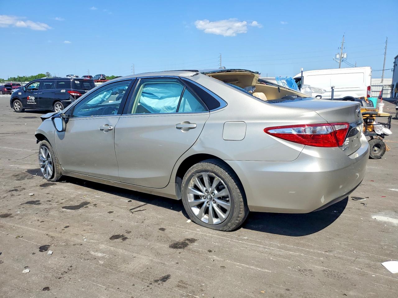 2016 TOYOTA CAMRY XLE photo 3