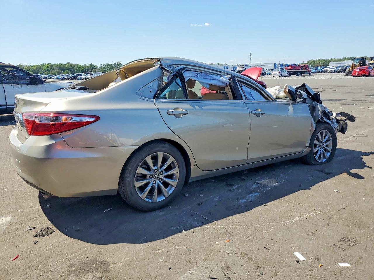 2016 TOYOTA CAMRY XLE photo 5