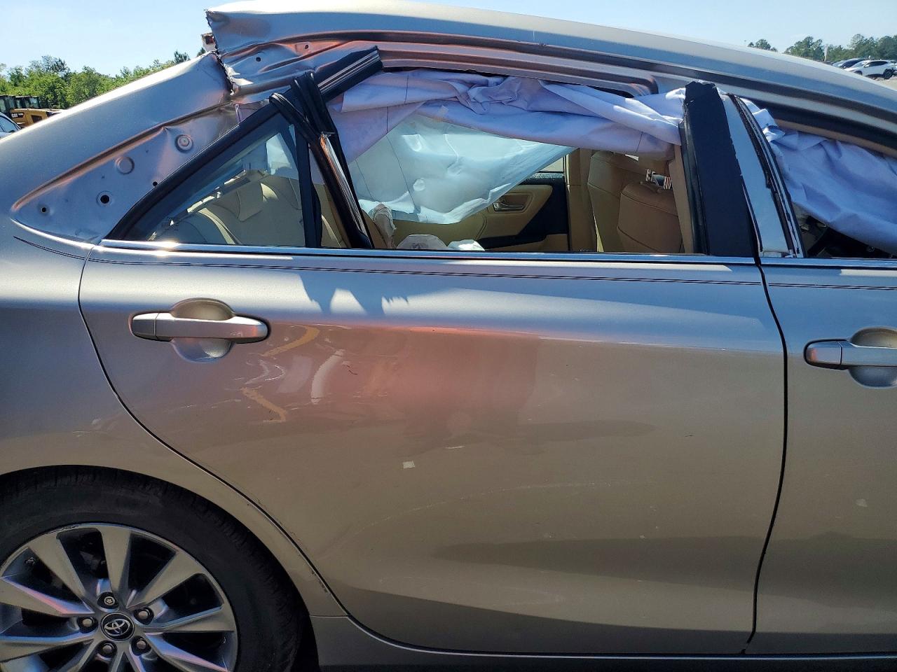 2016 TOYOTA CAMRY XLE photo 19