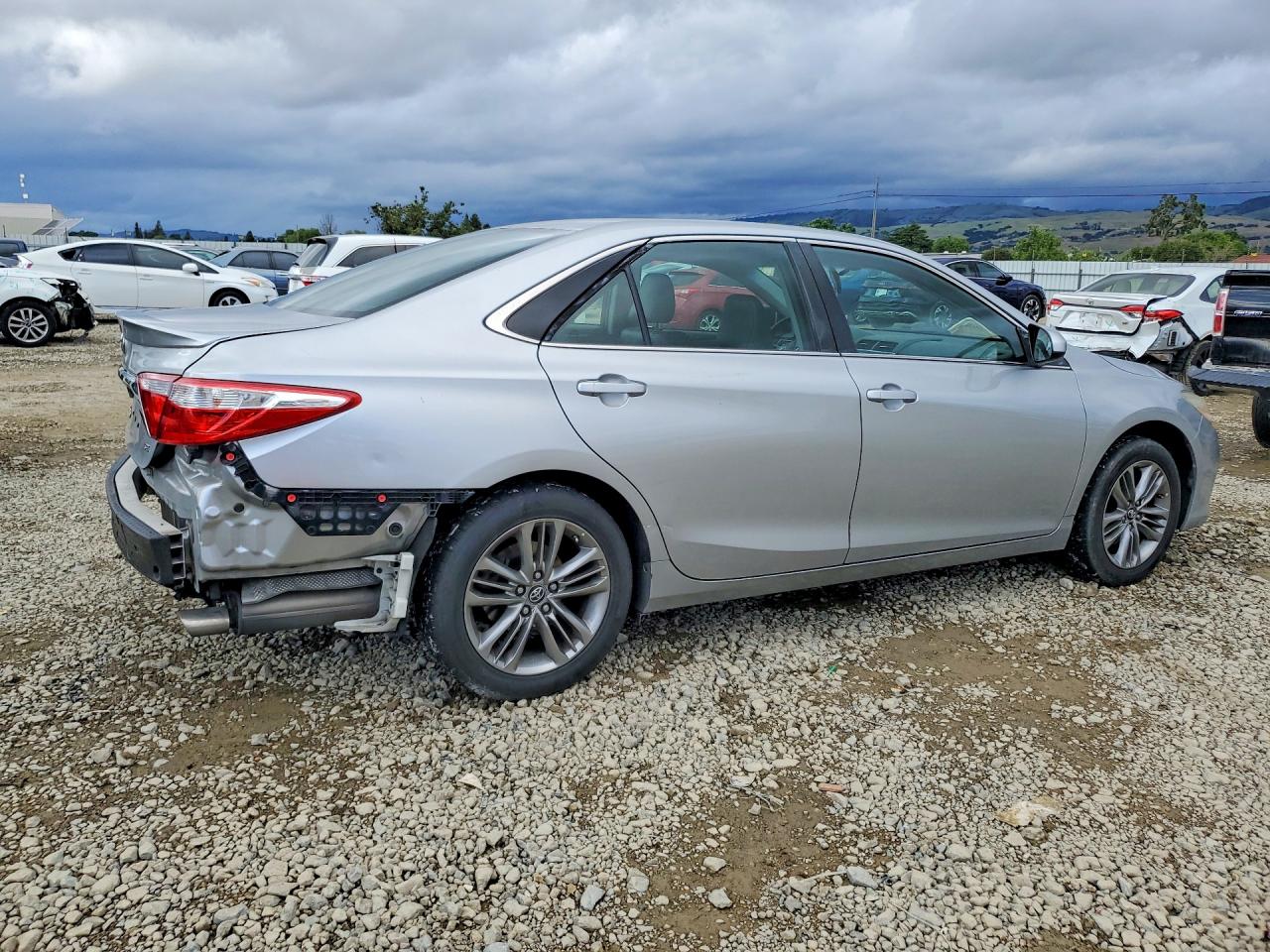 2017 TOYOTA CAMRY SE photo 3
