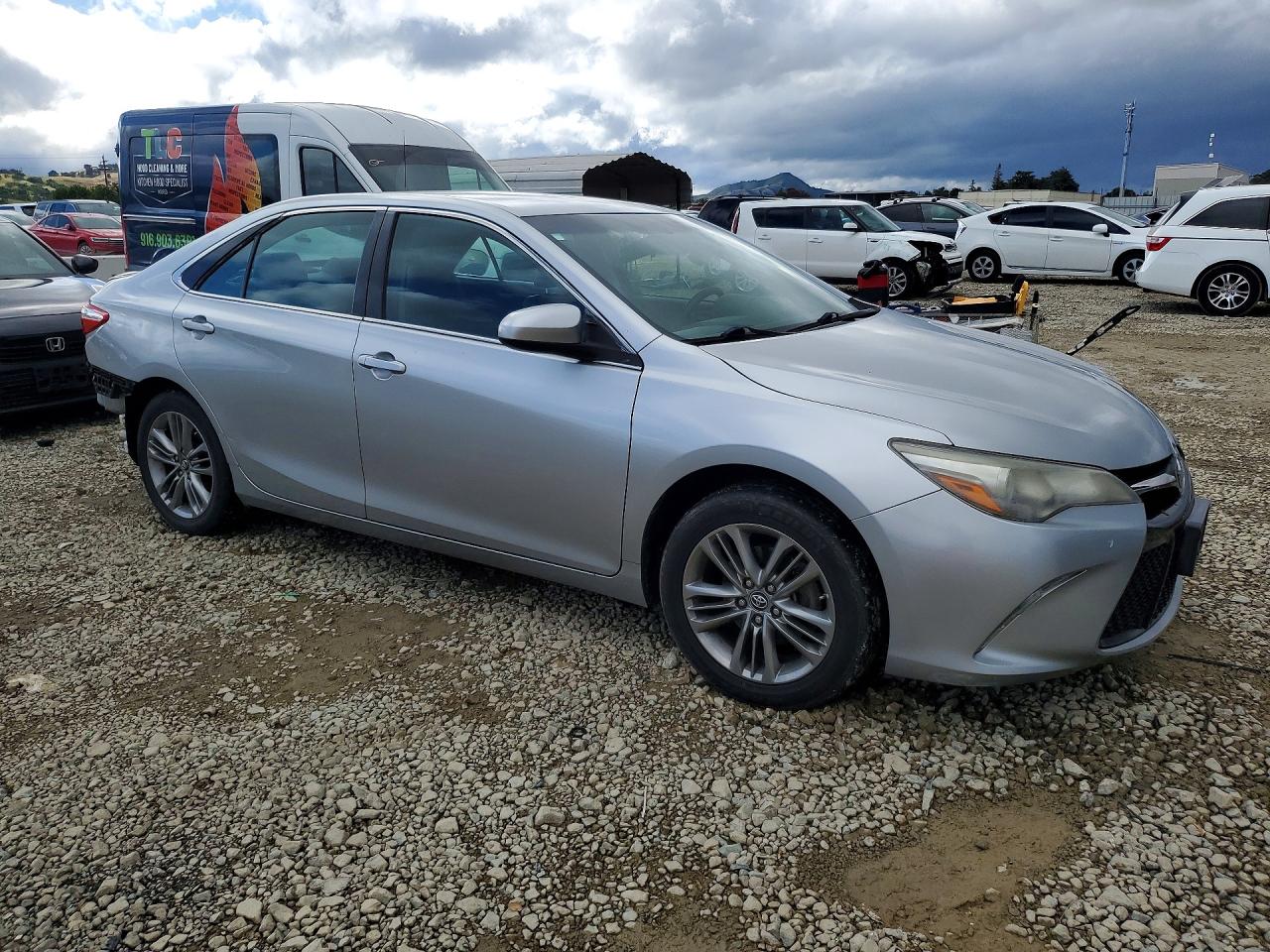 2017 TOYOTA CAMRY SE photo 4