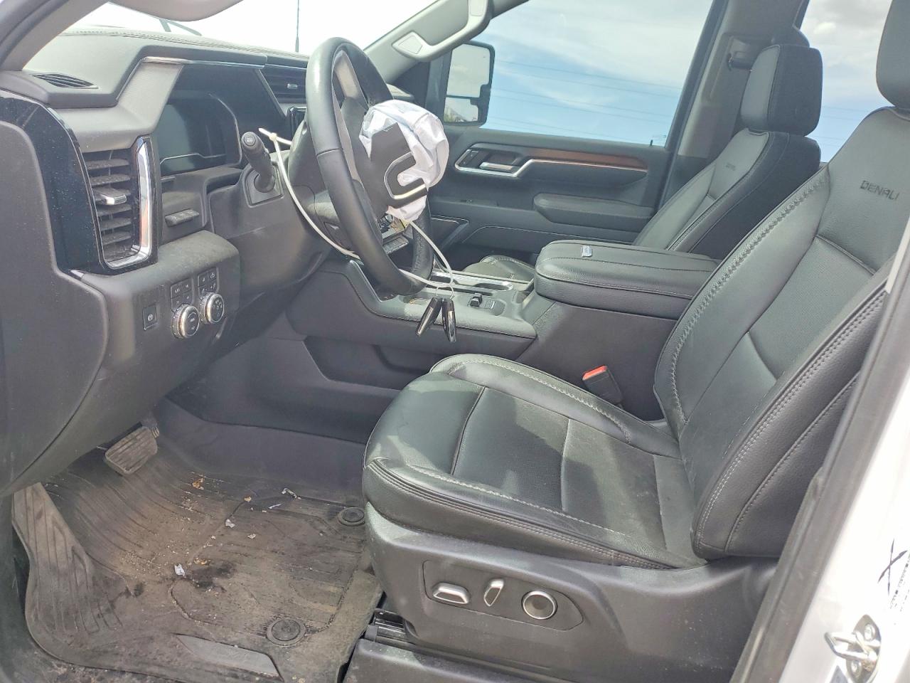 2025 GMC SIERRA K3500 DENALI photo 13