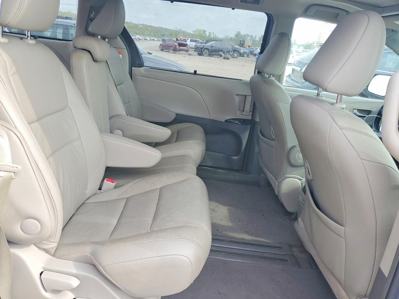 2015 TOYOTA SIENNA XLE PREMIUM 8-PASSENGER photo 11