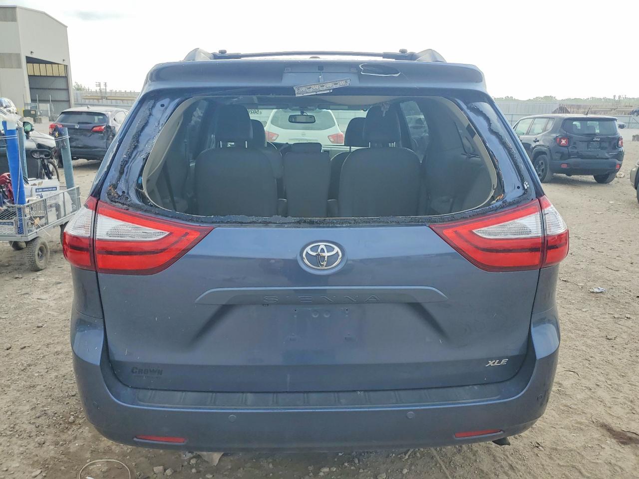 2015 TOYOTA SIENNA XLE PREMIUM 8-PASSENGER photo 6
