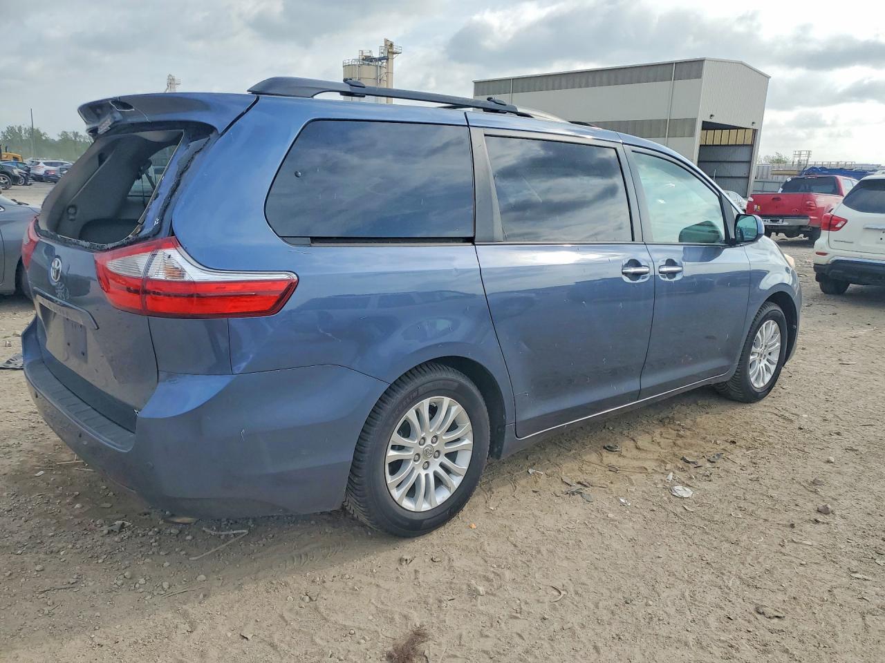 2015 TOYOTA SIENNA XLE PREMIUM 8-PASSENGER photo 3