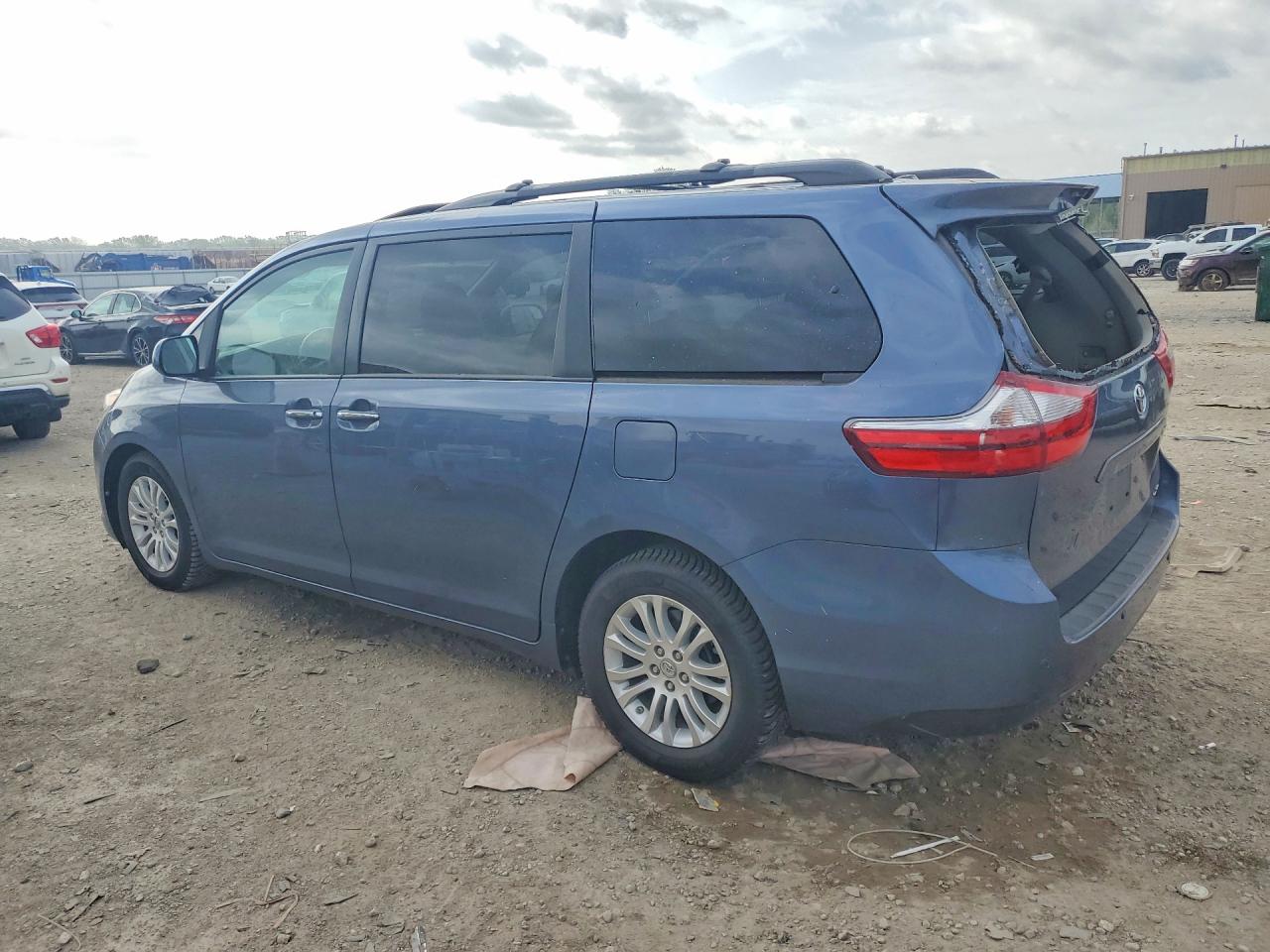 2015 TOYOTA SIENNA XLE PREMIUM 8-PASSENGER photo 2