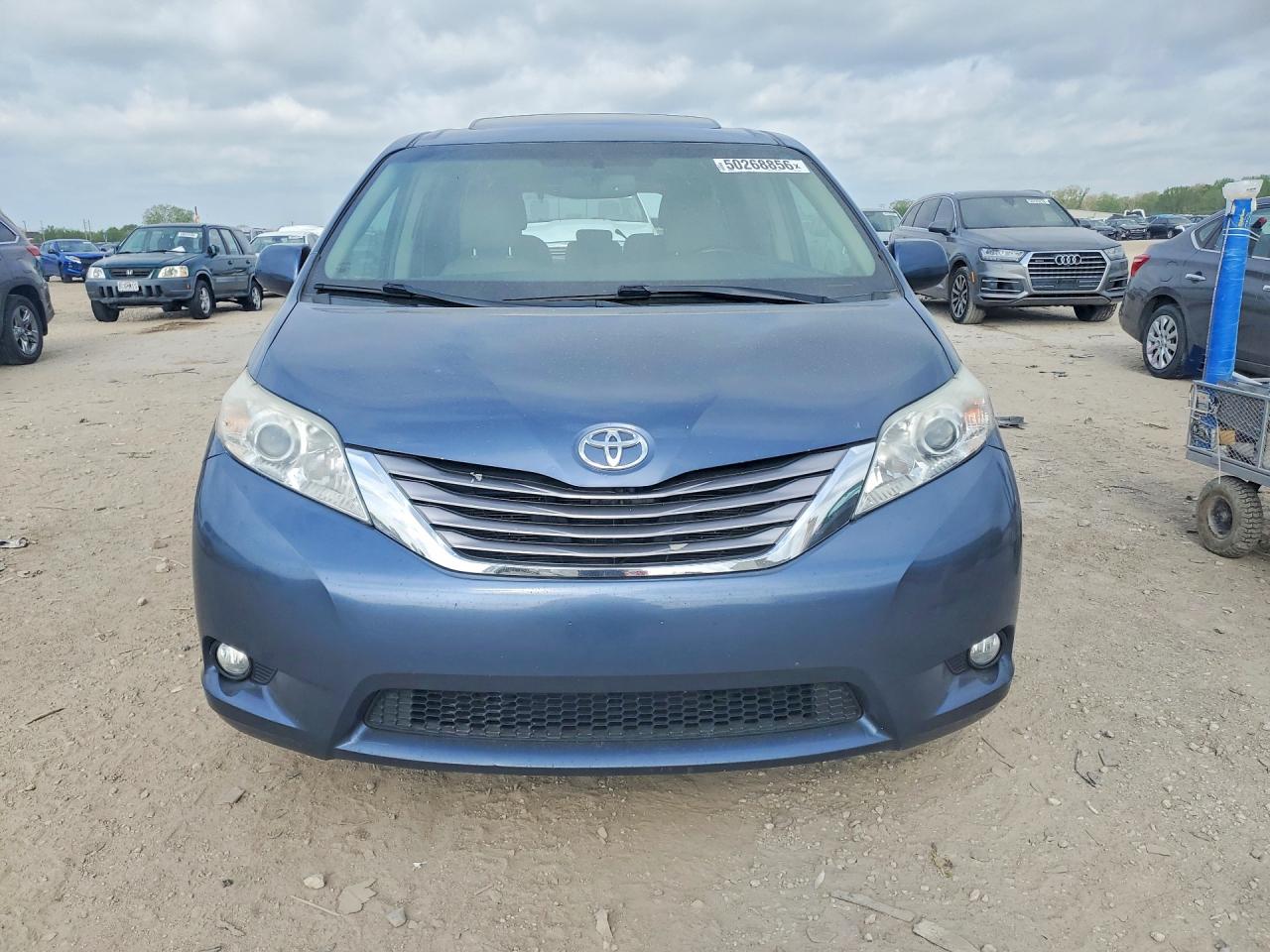 2015 TOYOTA SIENNA XLE PREMIUM 8-PASSENGER photo 5