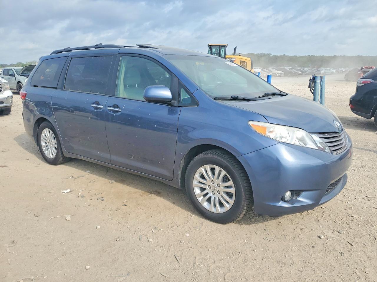 2015 TOYOTA SIENNA XLE PREMIUM 8-PASSENGER photo 4