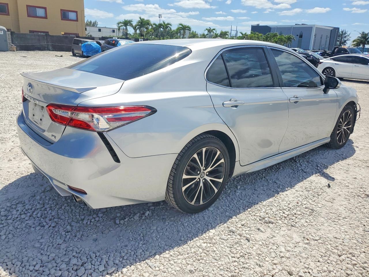 2018 TOYOTA CAMRY SE photo 5