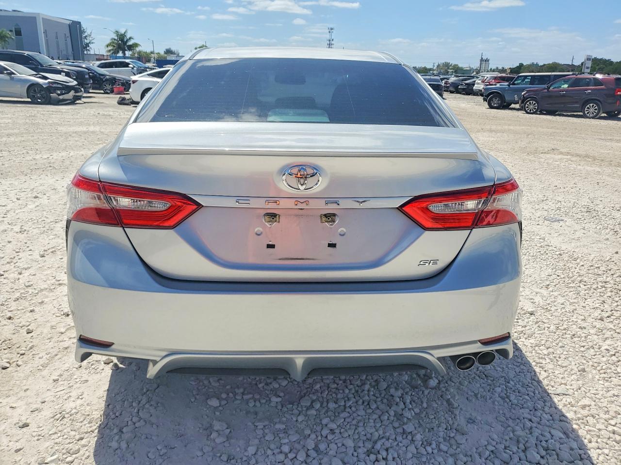 2018 TOYOTA CAMRY SE photo 11