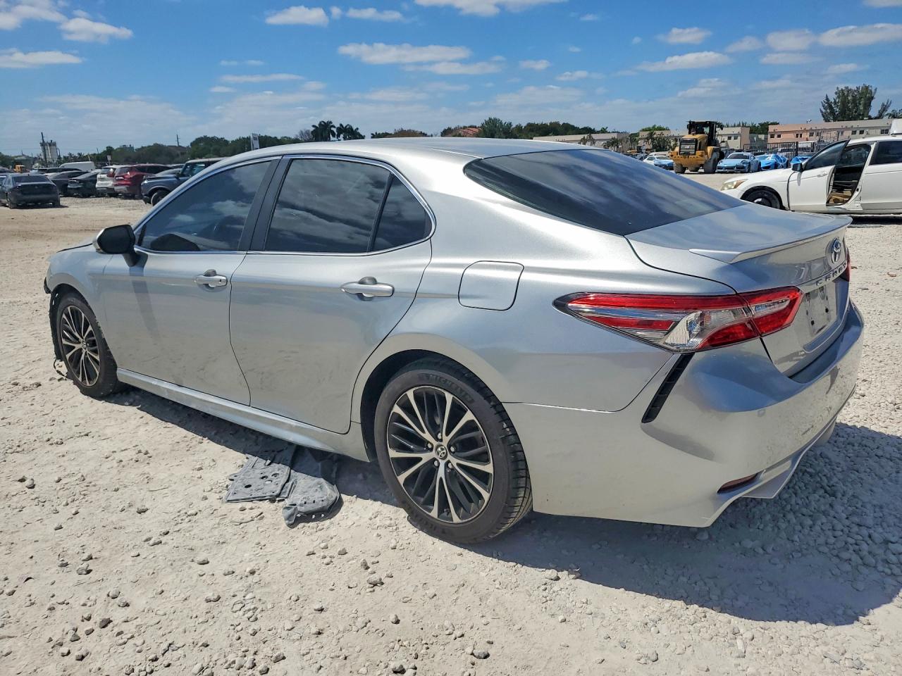 2018 TOYOTA CAMRY SE photo 3