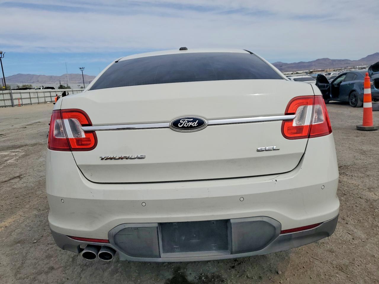 2011 FORD TAURUS SEL photo 11