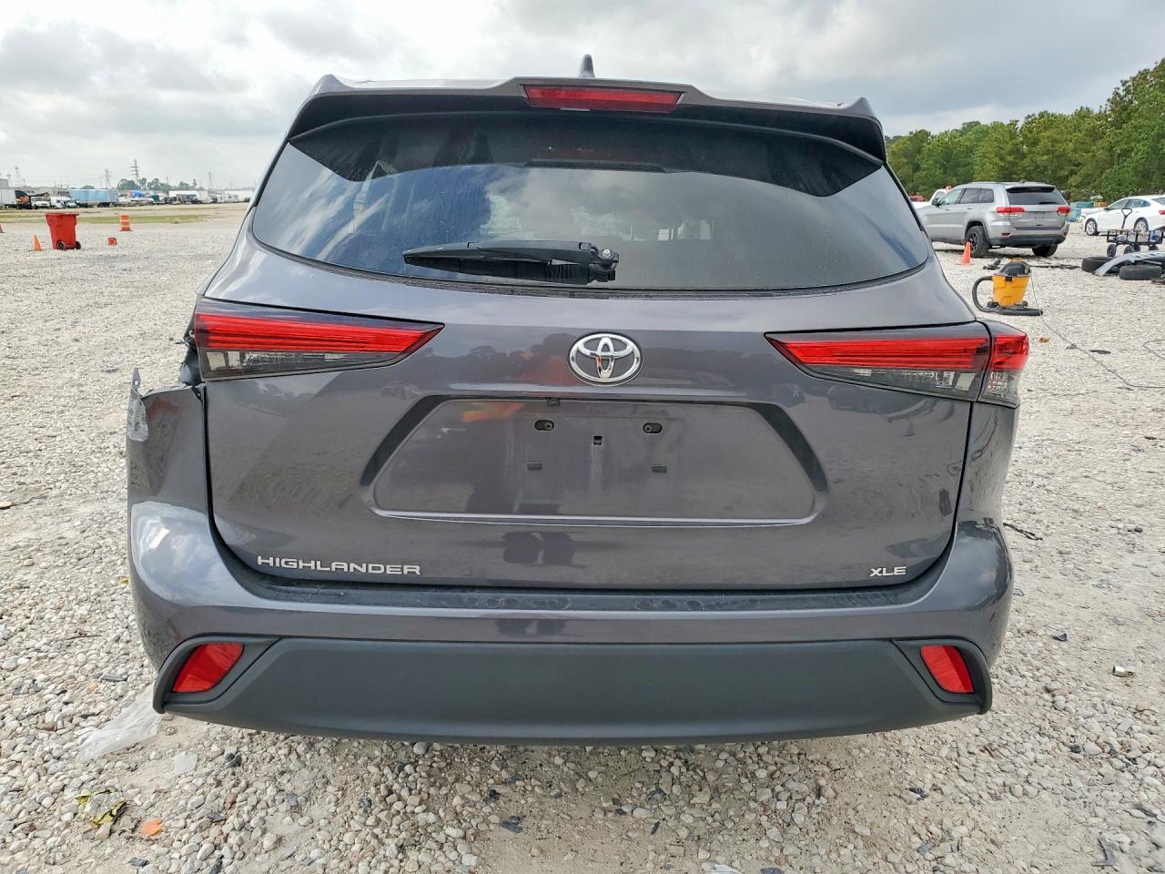 2023 TOYOTA HIGHLANDER XLE photo 6