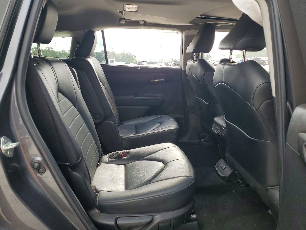 2023 TOYOTA HIGHLANDER XLE photo 11