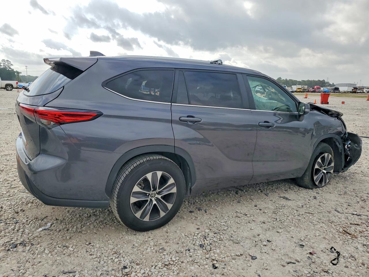 2023 TOYOTA HIGHLANDER XLE photo 3