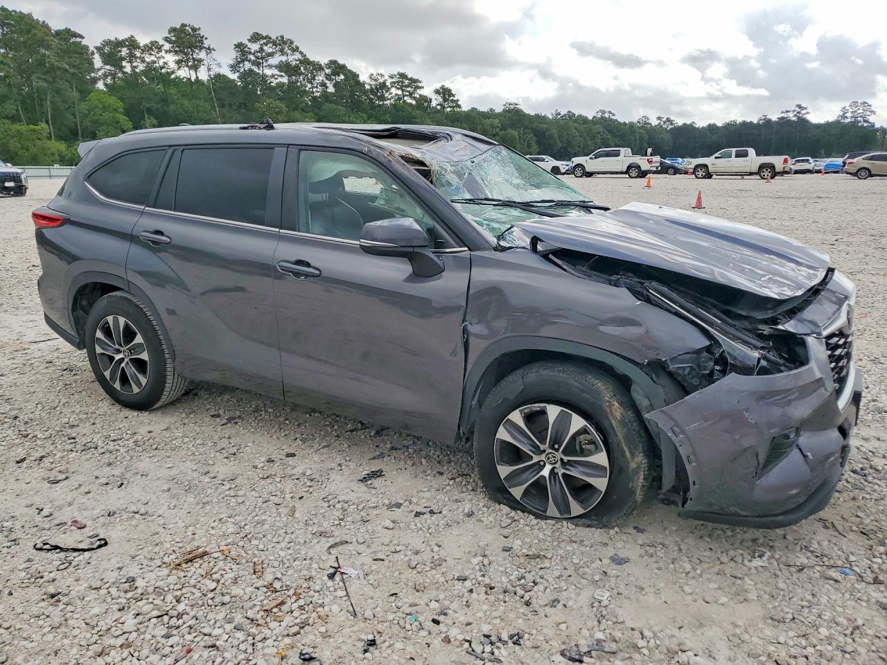 2023 TOYOTA HIGHLANDER XLE photo 4