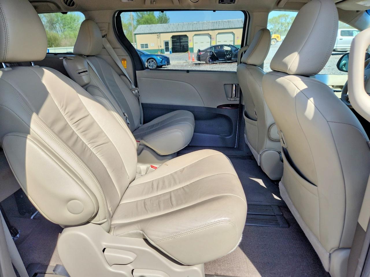 2014 TOYOTA SIENNA XLE 8-PASSENGER photo 31