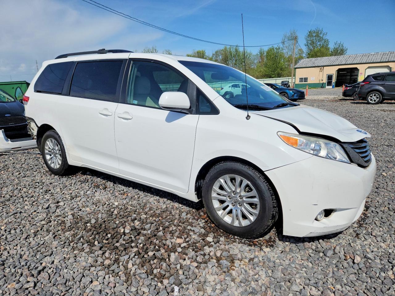 2014 TOYOTA SIENNA XLE 8-PASSENGER photo 10