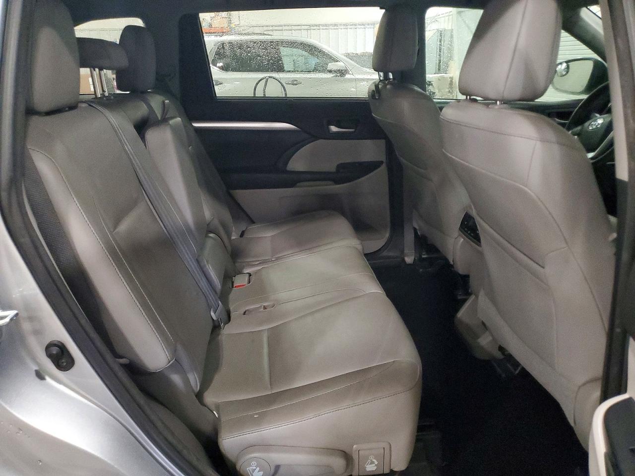 2016 TOYOTA HIGHLANDER XLE photo 21