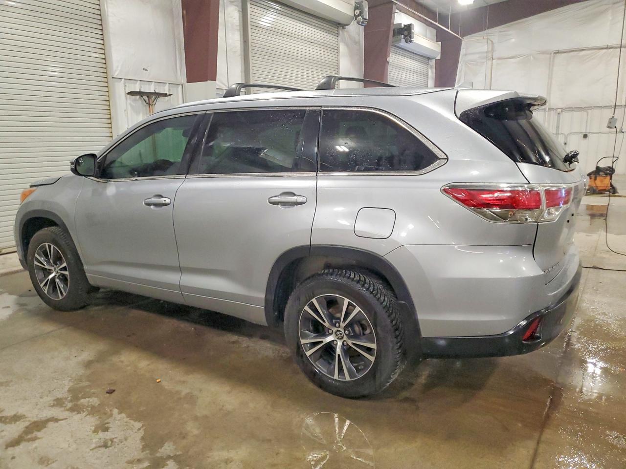 2016 TOYOTA HIGHLANDER XLE photo 3