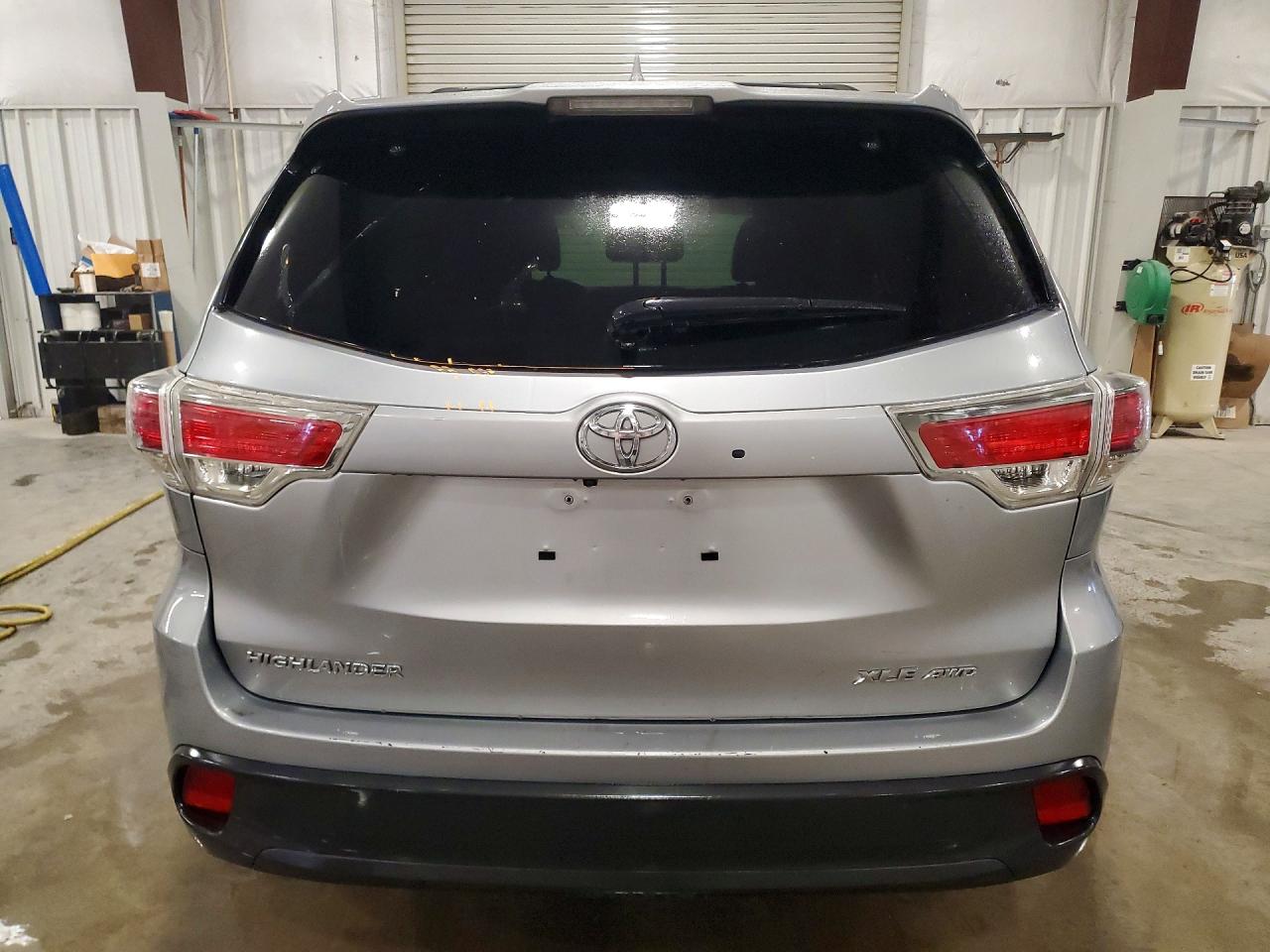 2016 TOYOTA HIGHLANDER XLE photo 11