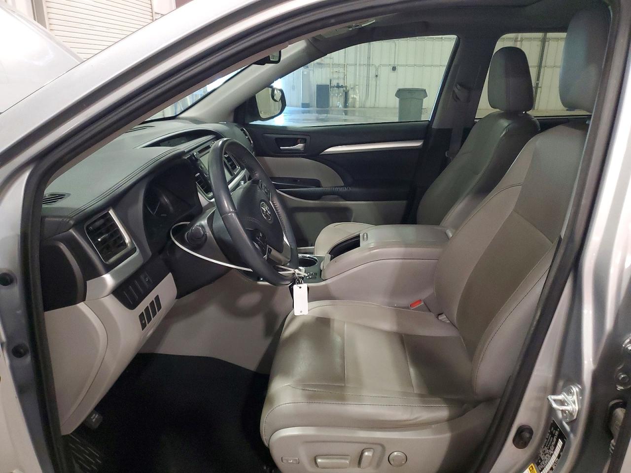 2016 TOYOTA HIGHLANDER XLE photo 13