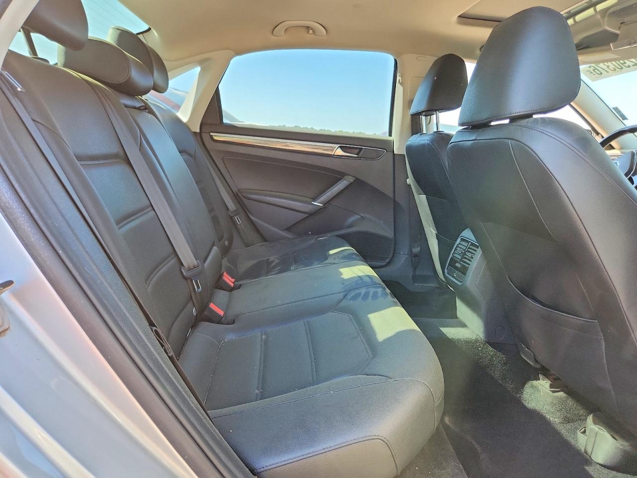 2018 VOLKSWAGEN PASSAT photo 10