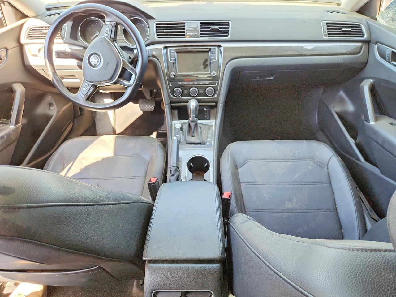 2018 VOLKSWAGEN PASSAT photo 8
