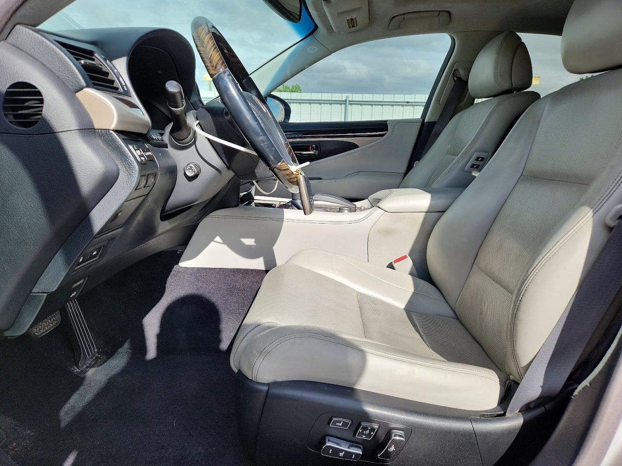 2013 LEXUS LS 460 photo 19