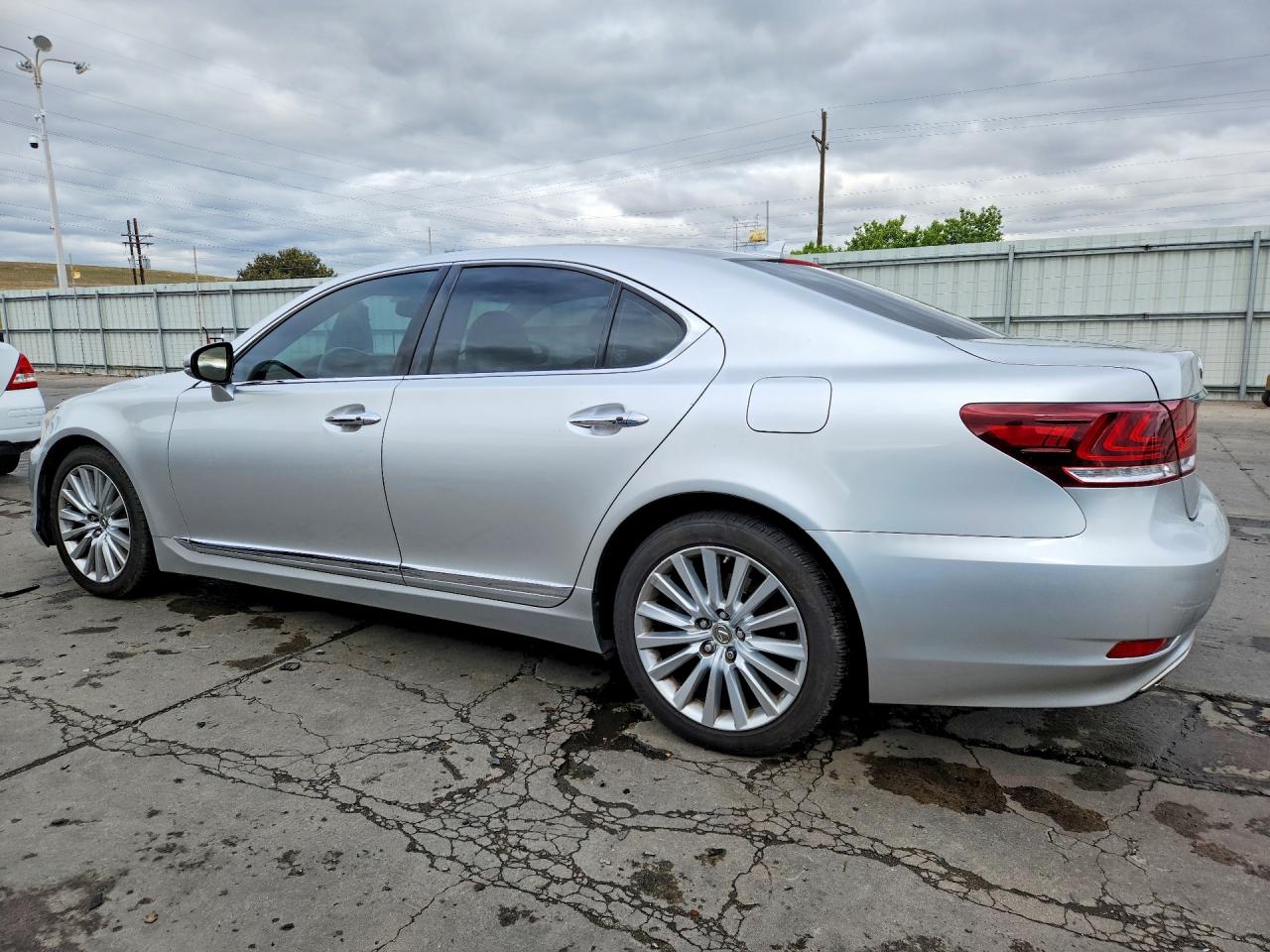 2013 LEXUS LS 460 photo 4
